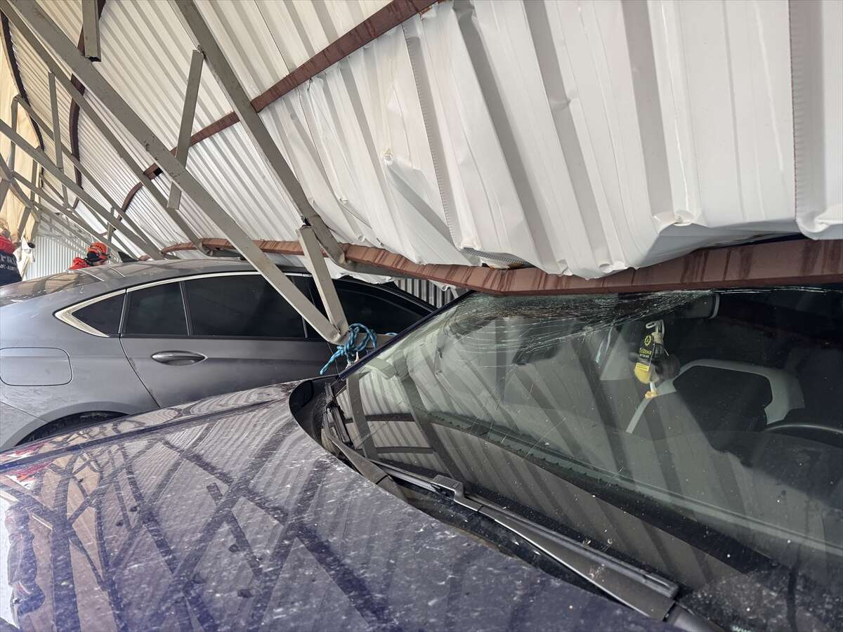 Hakim ve savcıların araçlarının bulunduğu garaj çöktü 2